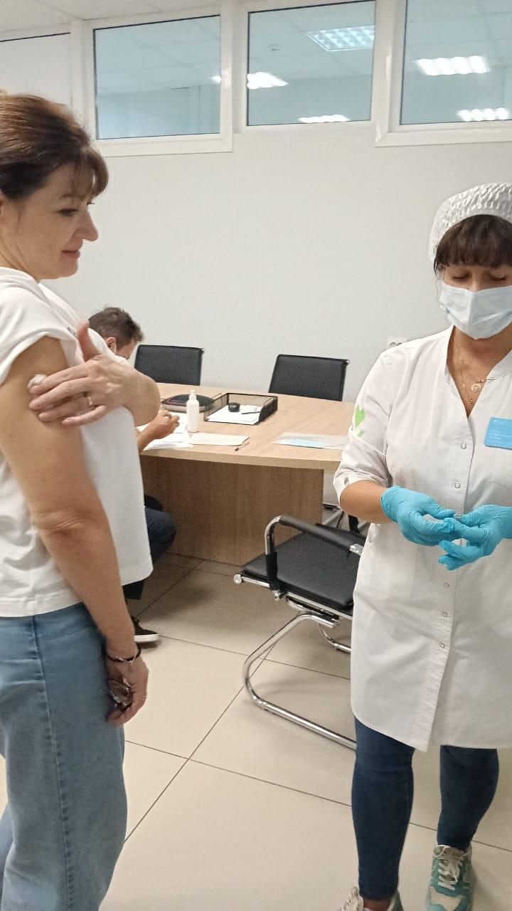 Продолжается вакцинация против гриппа в трудовых коллективах